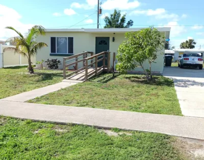 Cozy Bungalow 20 minutes from Gulf Beaches.